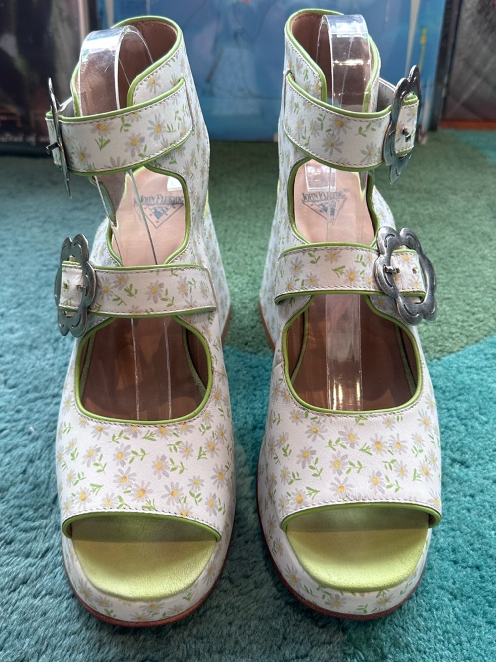 Fluevog NEARLY NEW Picnic Charleson white/green daisies buckle platform sandal-9 - Picture 5 of 16